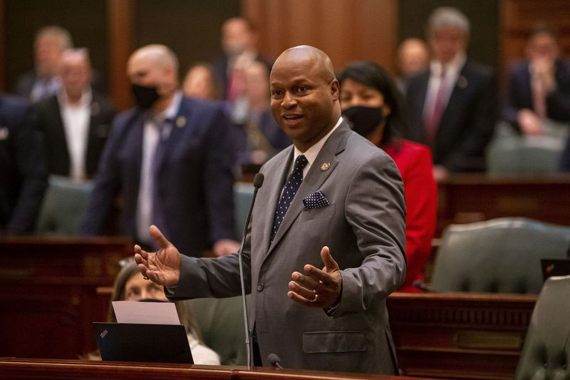 Na tym zdjęciu z 1 czerwca 2021 r. Przewodniczący Izby Reprezentantów stanu Illinois Emanuel Chris Welch, D-Hillside, przemawia na Kapitolu Stanu Illinois w Springfield,