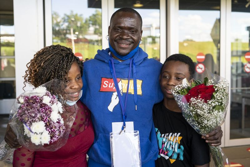 Mwenebatu Mwenemkaba, i midten, venter sammen med sin kone Mapenzi Mweniake og søn Mussa Mrisho, 12, uden for O
