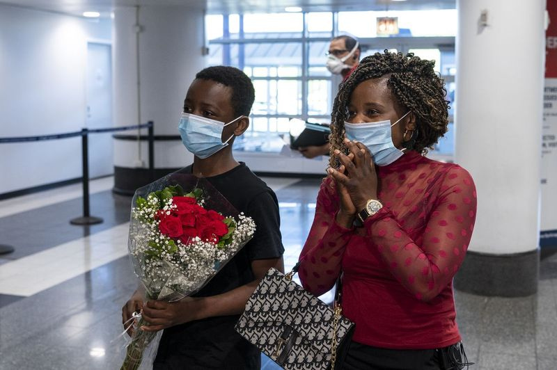 Mussa Mrisho, 12, og Mapenzi Mweniake venter i O