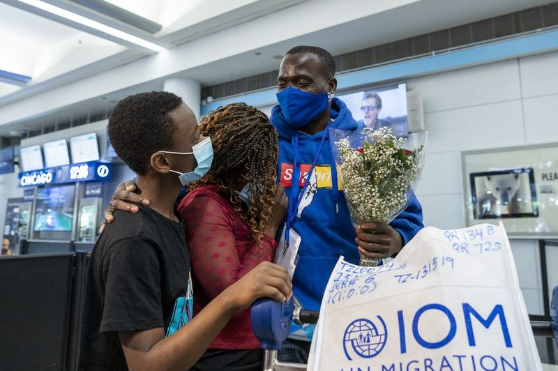 Mwenebatu Mwenemkaba, til højre, står sammen med sin kone Mapenzi Mweniake og Mussa Mrisho i O