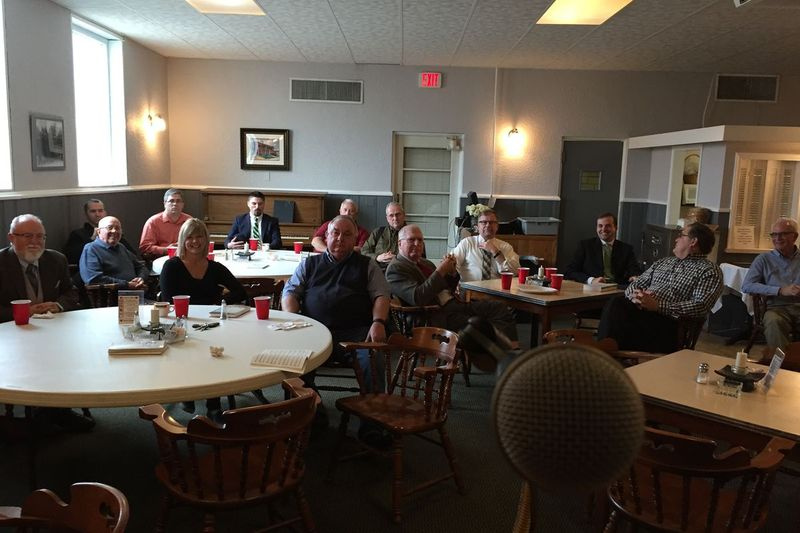 Lunch met de Rotary International in Fairfield, Illinois, januari 2017. De stad met ongeveer 5.000 inwoners ligt in Wayne County, dat in 2020 84,6 procent voor Donald Trump stemde, zelfs meer dan in 2016. Beide keren was het de provincie Illinois met de hoogste percentage Trump stemmen.
