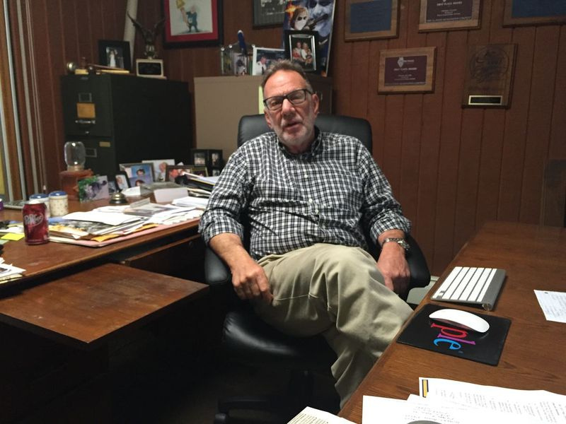 Tom Mathews, uitgever van de Wayne County Press, in zijn kantoor in Fairfield, Illinois in januari 2017.