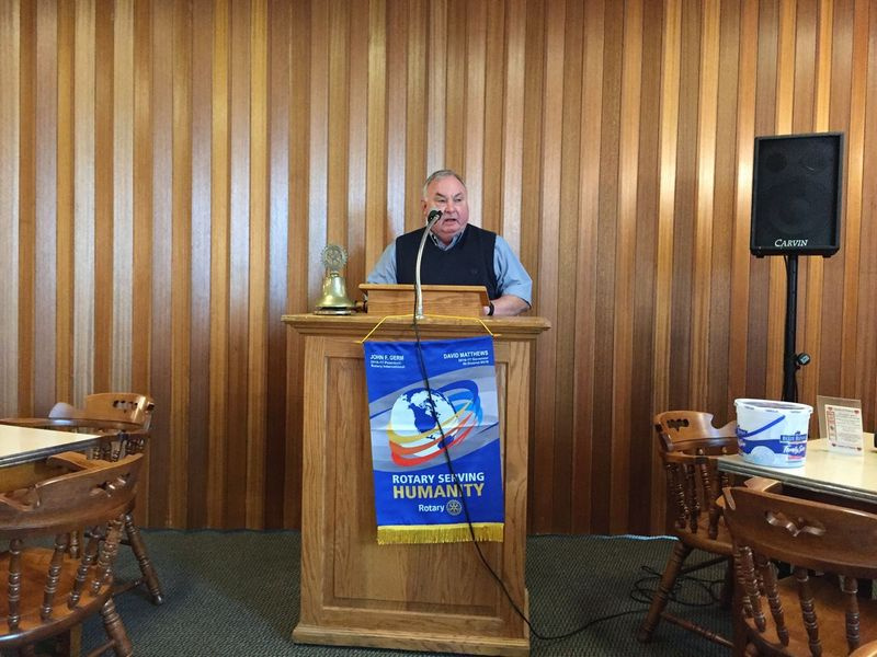Chuck Griswold, in 2017, toen hij nog burgemeester was van Fairfield, Illinois, en een Rotary Club-bijeenkomst voorzat.
