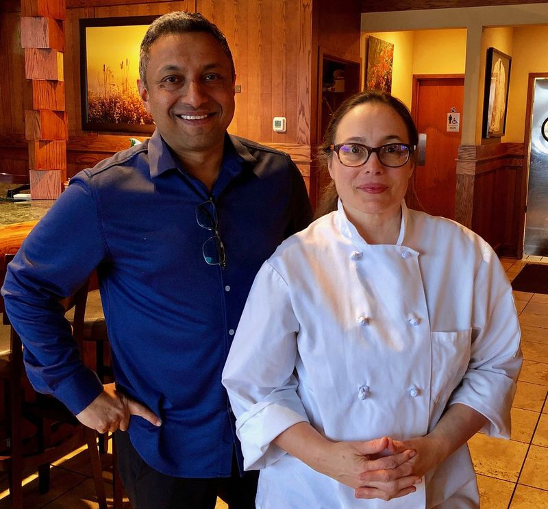 Sarah Stegner, chef do Prairie Grass Cafe em Northbrook, com o marido e co-proprietário Rohit Nambiar.