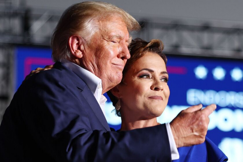   Der frühere Präsident Donald Trump umarmt Kari Lake, den republikanischen Kandidaten für das Amt des Gouverneurs in Arizona, bei einer Wahlkampfveranstaltung in Mesa, Arizona am 9. Oktober.