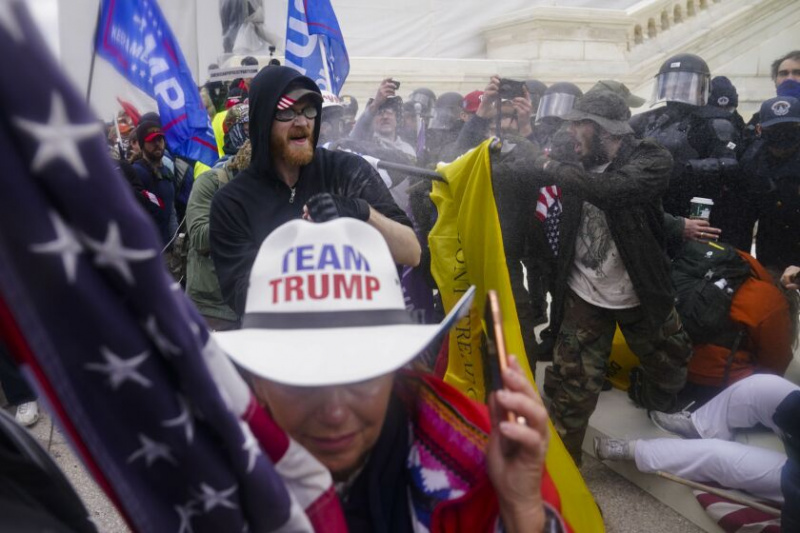   Trump-Anhänger versuchen am 6. Januar 2021, während des Angriffs auf das US-Kapitol, eine Polizeiabsperrung zu durchbrechen.