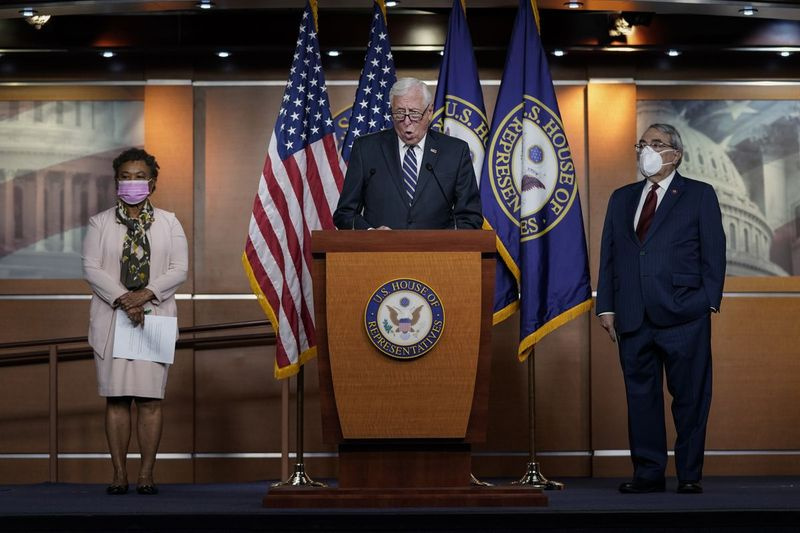House Democrats nel 2020, tra cui (L-R) Rep. Barbara Lee (D-Calif.), Rep. G.K. Butterfield (DN.C.) e il leader della maggioranza della Camera, rappresentante Steny Hoyer (D-Md.), hanno presentato un disegno di legge che sostituirà il busto dell
