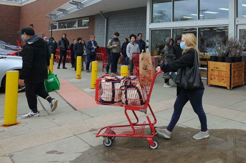 Shoppare ställer upp för att komma in på Trader Joe
