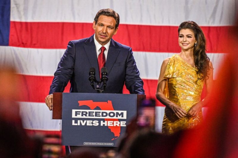  Ron DeSantis med sin fru Casey DeSantis talar under en valnattvaktsfest på Convention Center i Tampa, Florida, den 8 november 2022. -