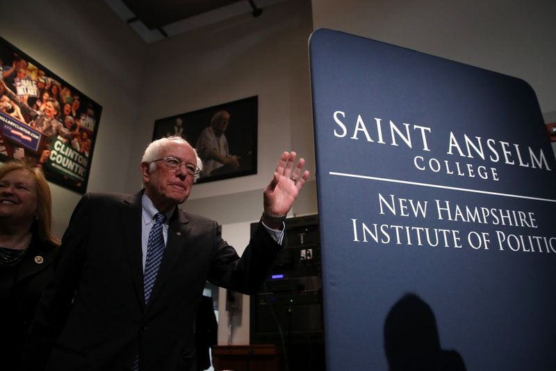 O candidato democrata à presidência, o senador Bernie Sanders (I-VT), fala aos eleitores do Saint Anselm College.