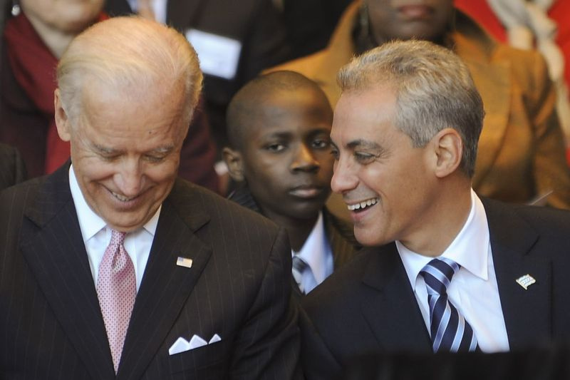 Rahm Emanuel ride con il vicepresidente Joe Biden all