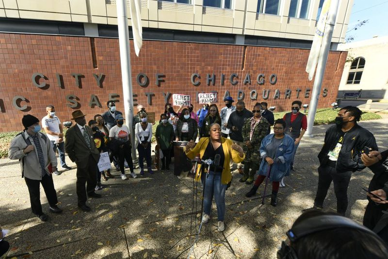Powołując się na strzelaninę Laquan McDonald przez funkcjonariusza policji w Chicago, aktywiści protestują przeciwko nominacji Rahma Emanuela na ambasadora USA w Japonii w siedzibie policji w Chicago na dzień przed przesłuchaniem w Senacie.