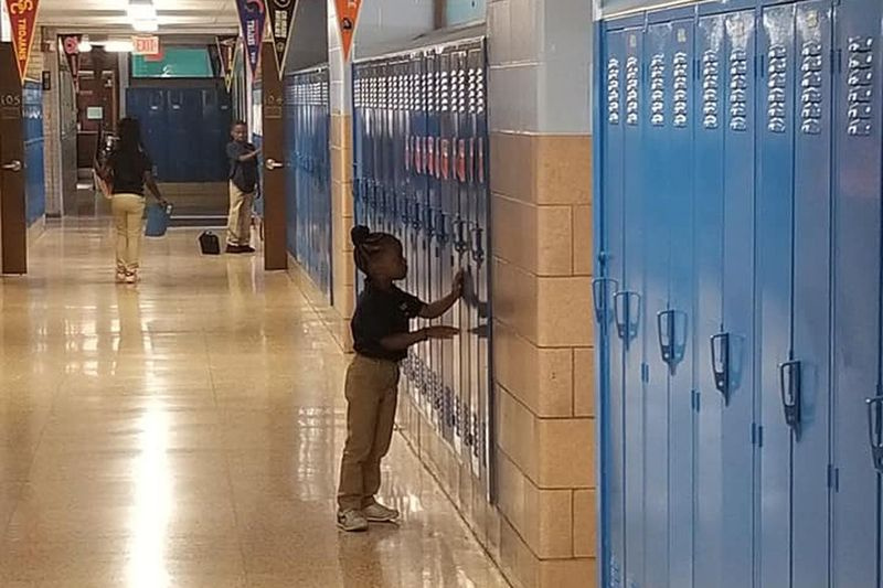 Ever Strong, 5, ialah pelajar darjah 1 di Christ Our Savior School, di Holland Selatan. Keuskupan Agung Chicago telah mengumumkan sekolah itu akan ditutup selepas tahun akademik ini.