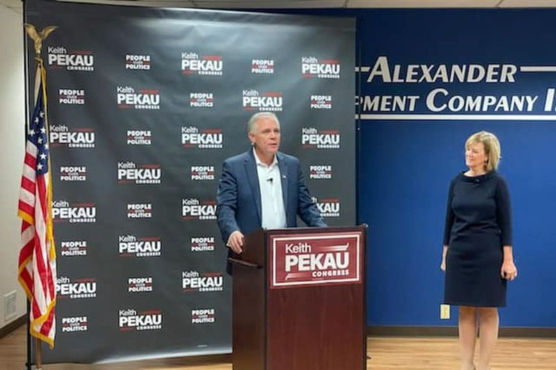 Orland Park Bürgermeister Pekau bei der Pressekonferenz zur Ankündigung der Kongresskampagne am Montag mit der ehemaligen GOP-Kongresskandidatin Jeanne Ives.