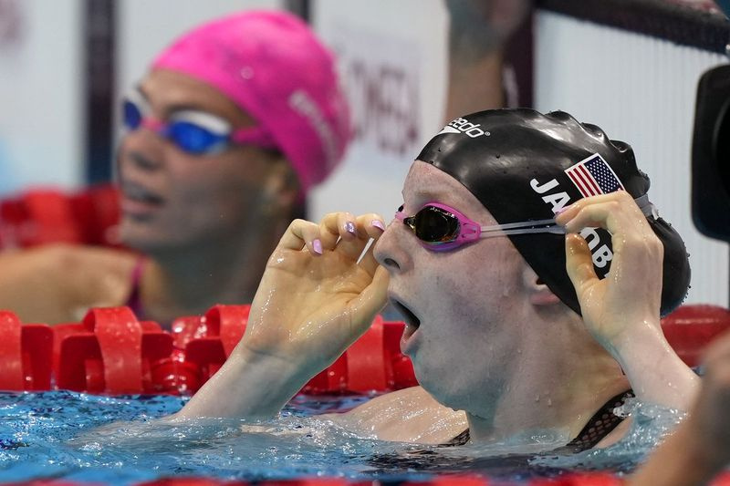Lydia Jacoby, des États-Unis, réagit en voyant les résultats après avoir remporté la finale du 100 mètres brasse féminin aux Jeux olympiques d