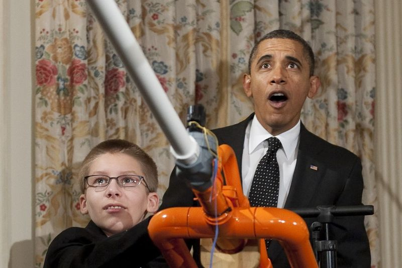 Bland artefakterna som finns på Obama Museum: Den extrema marshmallowkanonen, från Vita husets vetenskapsmässa 2012. President Obama är på bild med kanonskaparen Joey Hudy.