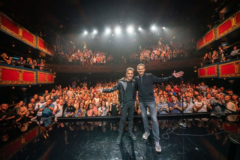 Sebastian Maniscalco (po lewej) i Pat McGann są sfotografowani podczas nagrywania filmu Sebastian Maniscalco przedstawia Pat McGann: Kiedy mama będzie w domu? w Chicago Vic Theatre w 2019 roku.