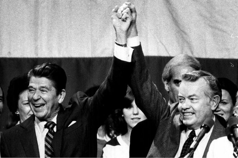 Vabariiklaste presidendikandidaat Ronald Reagan tegi 1980. aastal kampaaniat koos Cooki maakonna osariigi advokaadi Bernard Careyga Maine Westi keskkoolis Des Plainesis. Kumbki ei võitnud sel aastal maakonnahääletust. Reagani jaoks polnud see oluline, kuid Carey jaoks tähendas see pallimängu.