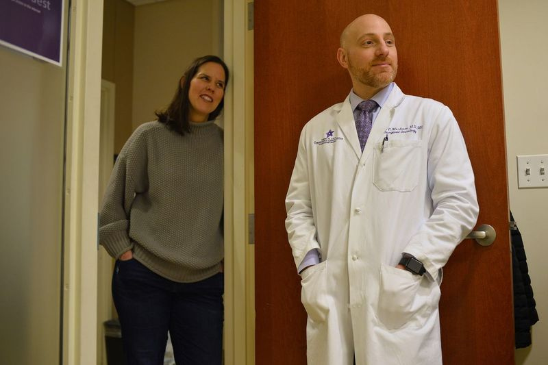 Il dottor Ryan Merkow (a destra), un oncologo chirurgico al Northwestern Memorial Hospital, e Shannon Harrity, il cui marito Sean O