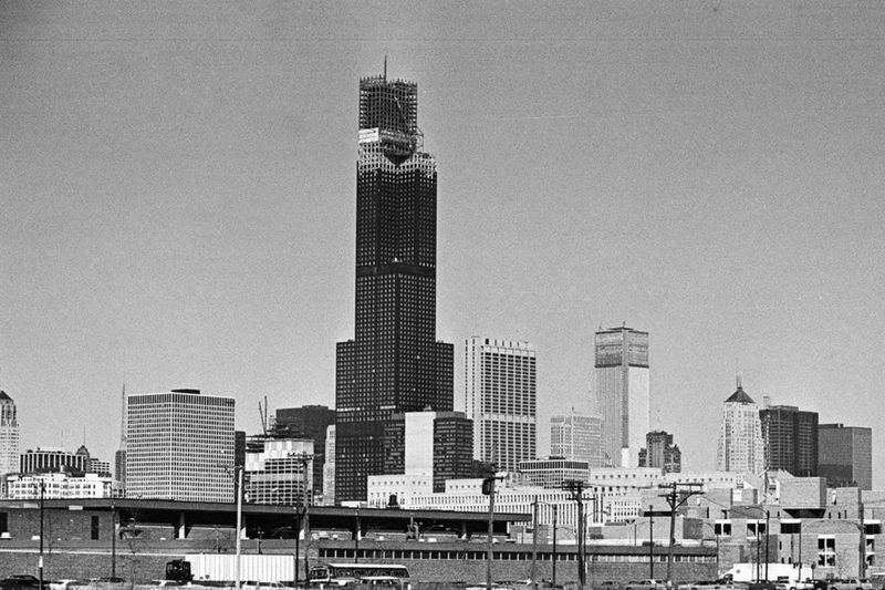 Sears Tower, nyní Willis Tower, ve výstavbě v březnu 1973.