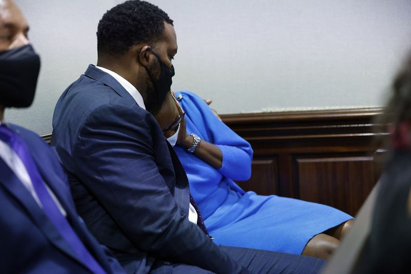 Ahmaud Arberys mor, Wanda Cooper, reagerer ved siden af ​​sin advokat, Lee Merritt, ved Gwynn County Superior Court i Brunswick, Ga., under retssagen mod William Roddie Bryan, Travis McMichael og Gregory McMichael, som er anklaget for februar 2020. 25-årige Arberys død.