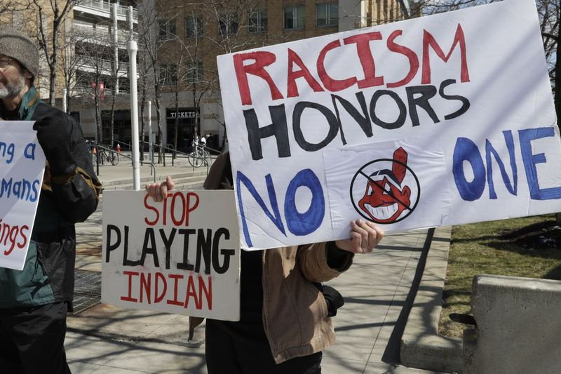 Fanoušci protestují proti přezdívce Cleveland Indians loni před zápasem na Progressive Field.
