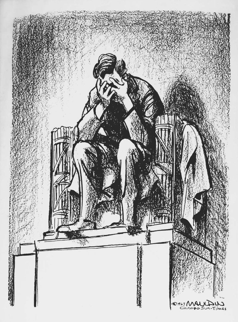 Der mit dem Pulitzer-Preis ausgezeichnete Karikaturist Bill Mauldin, der am Mittwoch, den 22. Januar 2003, starb, veröffentlichte diesen Cartoon – der einen trauernden Abraham Lincoln am Lincoln Memorial zeigt – auf der Website am 23. November 1963, dem Tag der Ermordung von John F. Kennedy.