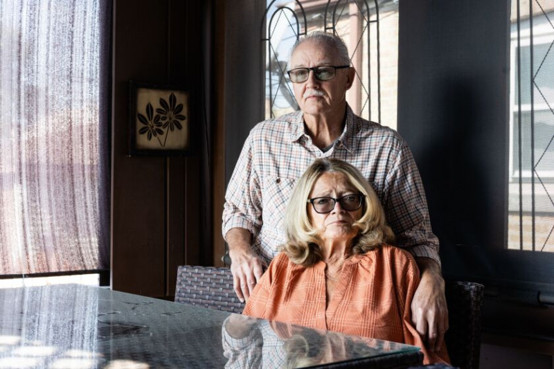   Francis Laurin y su esposa, Mildred Laurin, víctimas de una estafa de lavado de cheques, en el porche trasero de su casa en el lado suroeste. Fotografiado el jueves 29 de septiembre de 2022.