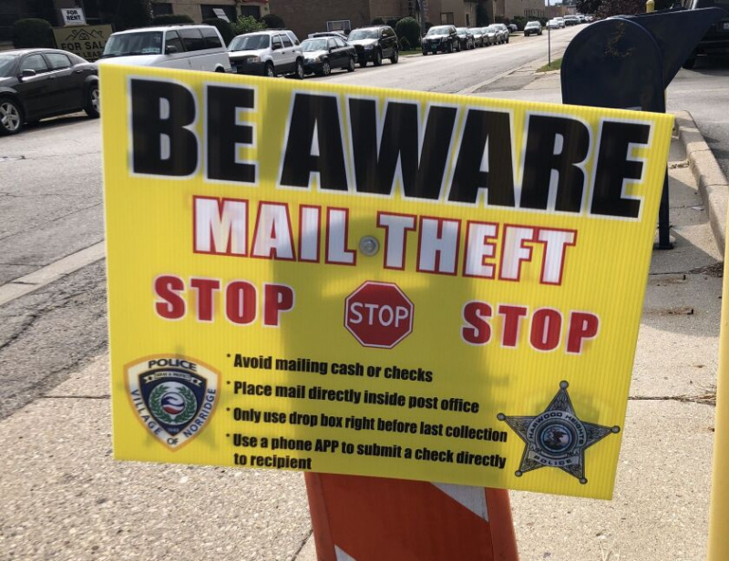   Un cartel que advierte a los clientes del Servicio Postal sobre la posibilidad de robo de correo fuera de la oficina de correos de Harwood Heights, 7101 W. Gunnison St.