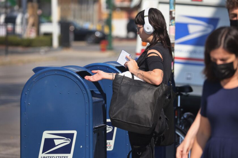   Una mujer envía una carta el 1 de octubre de 2021 en Chicago.