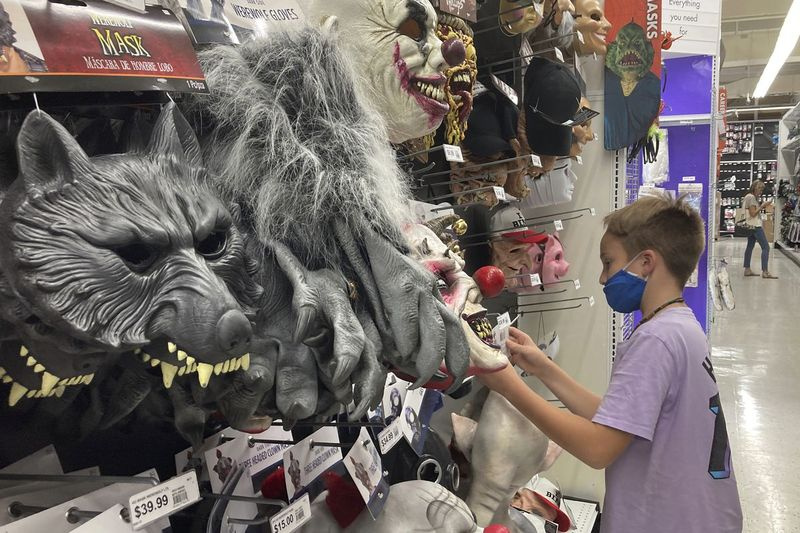 En ung kunde ser på en maske i en Party City-butik i Miami forud for Halloween.
