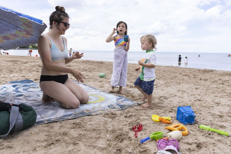Michelle Merrill mit ihren Kindern Eloise und Emerson am Foster Beach.