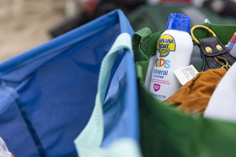 Die FDA überprüft die Sicherheit von 12 Chemikalien, die in Sonnenschutzmitteln verwendet werden.