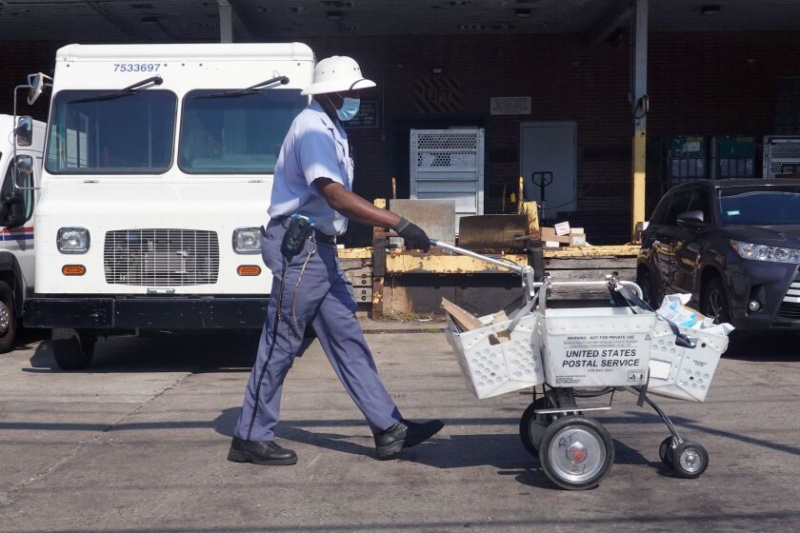   Un empleado de correos emprende su ruta el 1 de octubre de 2021 en Chicago.