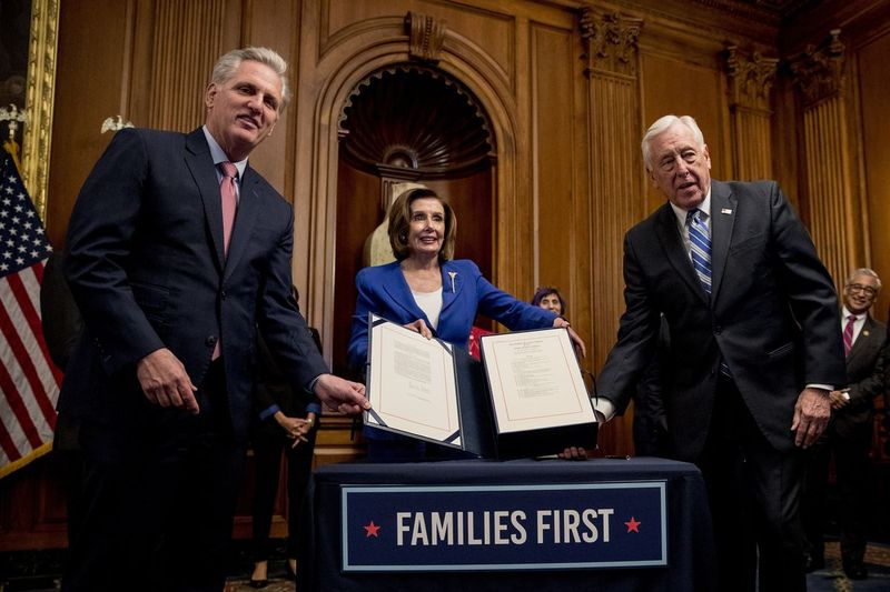 Die Sprecherin des Repräsentantenhauses, Nancy Pelosi, feiert am 27. März die Verabschiedung des 2,2-Billionen-Dollar-Hilfsgesetzes mit dem Minderheitsführer des Repräsentantenhauses, Kevin McCarthy, Republikaner aus Kalifornien, und dem Mehrheitsführer des Repräsentantenhauses, Steny Hoyer, Demokrat aus Maryland, am 27. März. Die Maßnahme beinhaltet eine Direktzahlung von 1.200 Dollar an qualifizierte Erwachsene.