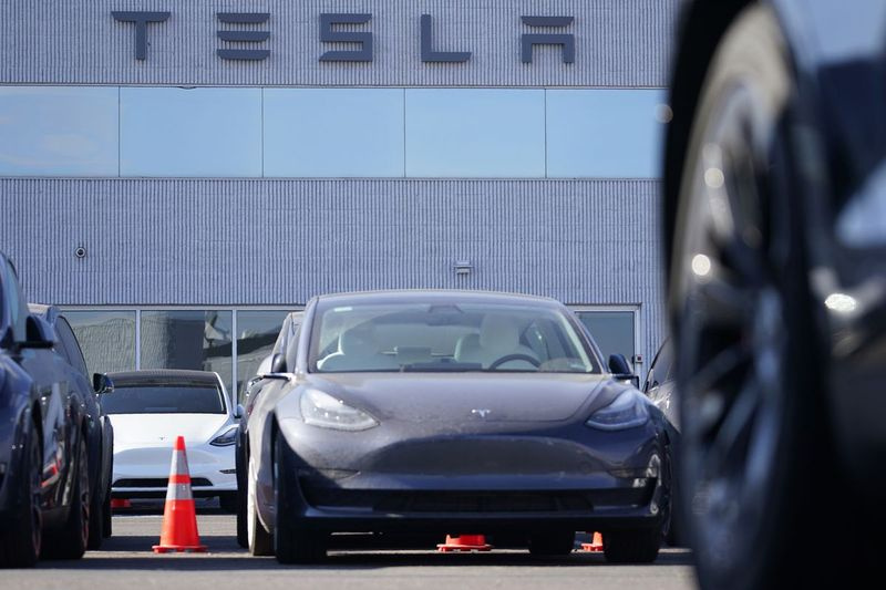 Teslas Model 3 sedan har gjenvunnet sine beste sikkerhetsvalgbetegnelser fra to nøkkelgrupper etter å ha mistet dem nylig.