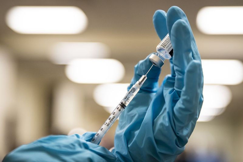 Apotheker Rona Jin bereidt zich voor om in december een dosis van het Pfizer-coronavirusvaccin toe te dienen in het Mount Sinai-ziekenhuis.