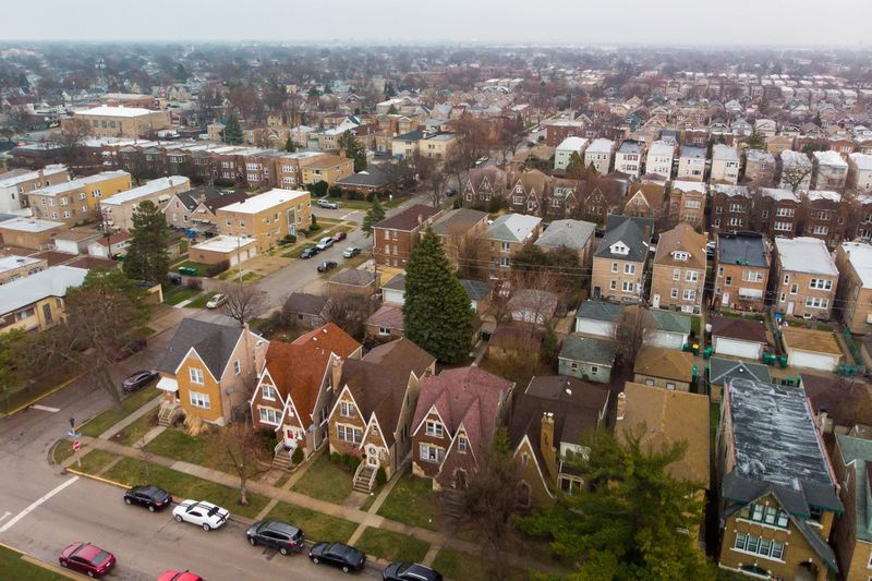 Letecký snímek z předměstí Berwyn při pohledu na mrak zakryté Chicago v březnu.