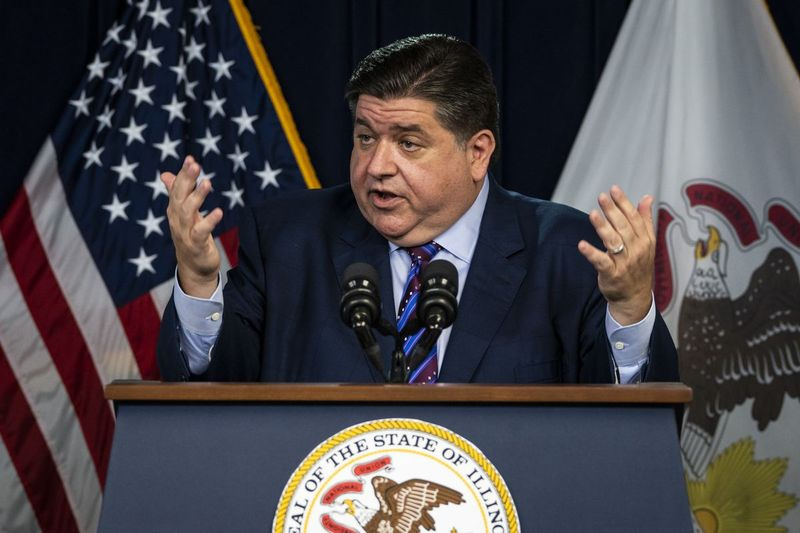 Gouverneur J.B. Pritzker spricht auf einer Pressekonferenz im August.