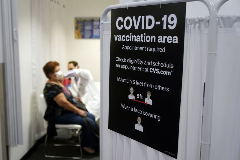 Un paciente recibe una vacuna COVID-19 en una farmacia CVS en Los Ángeles.