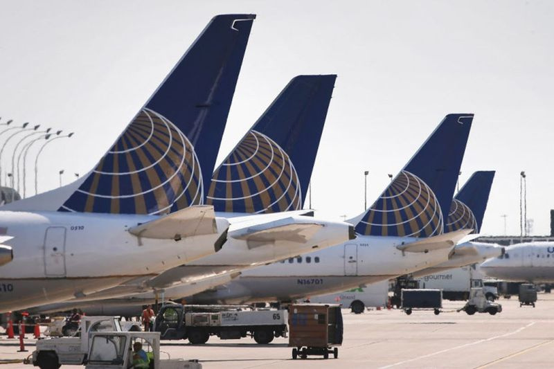 Jets von United Airlines stehen vor den Gates des O
