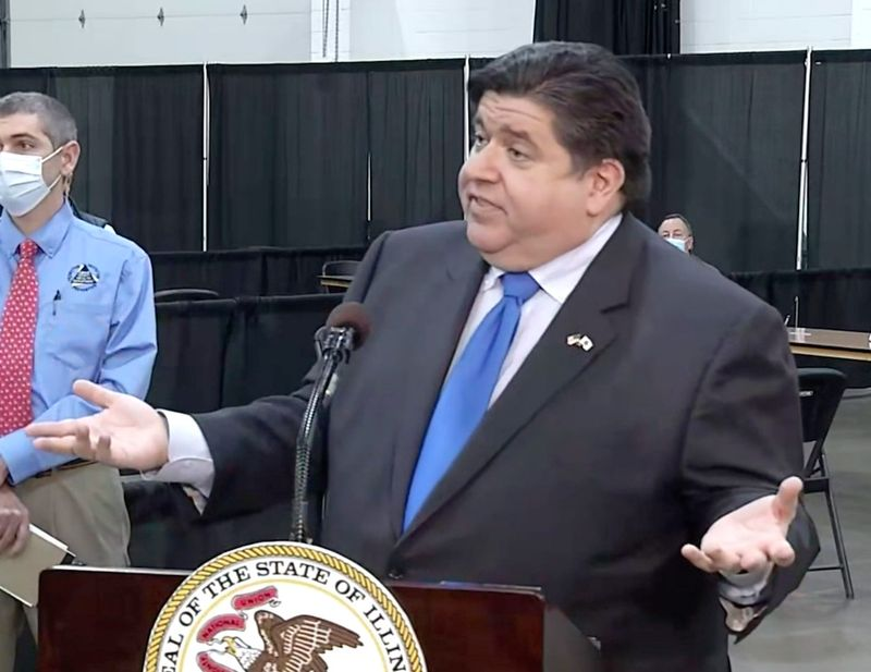 Gouverneur J.B. Pritzker spricht am Mittwoch auf einer Massenimpfstelle im Bundesstaat Quincy.