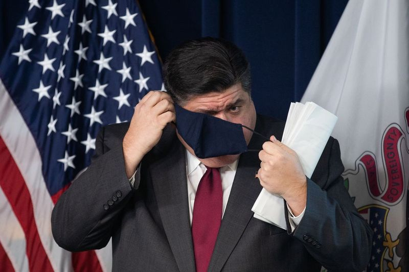 Le gouverneur J.B. Pritzker met un masque lors d