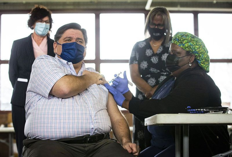 Le gouverneur J.B. Pritzker reçoit le vaccin Johnson & Johnson COVID-19 le 24 mars à Springfield.