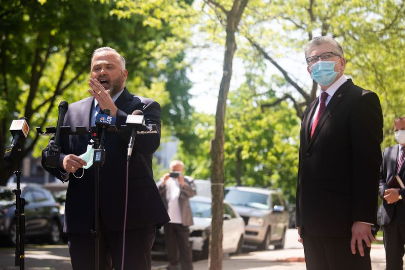 Pastor Brian Gibson, zakladatel Peaceably Gather, vyjadřuje svou podporu Elim rumunské letniční církvi dne 24. května 2020. Církev je jednou z církví v celém Chicagu, které se vzpírají nařízení guvernéra JB Pritzkera o přístřešcích na místě, které omezuje v- uctívání osob do 10 osob. | Pat Nabong/Sun-Times