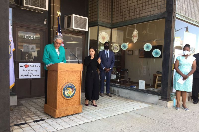Der Präsident von Cook County, Toni Preckwinkle, kündigt ein Mietunterstützungsprogramm an, das den Bewohnern helfen soll, die mit der COVID-19-Pandemie zu kämpfen haben. Sie machte die Ankündigung am Freitag vor dem Oak Park Regional Housing Center.