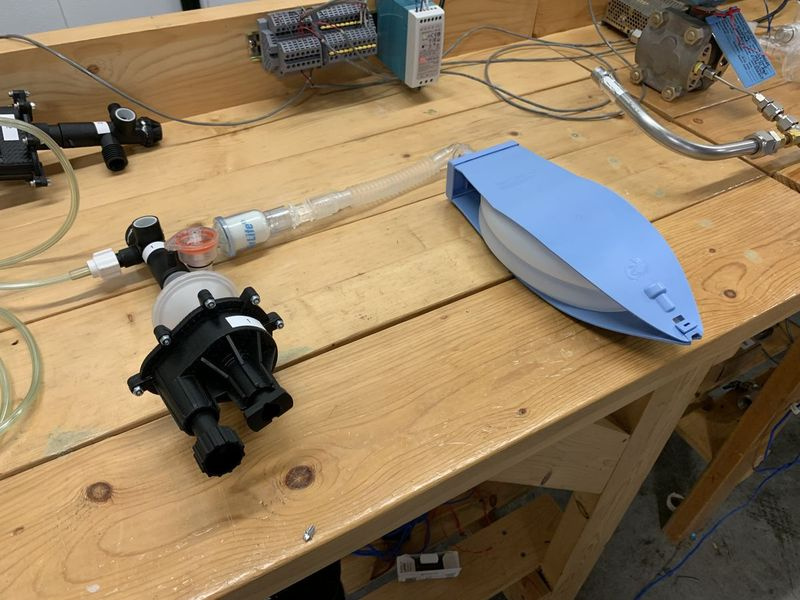 Um protótipo de um ventilador desenvolvido pela Universidade de Illinois Grainger College of Engineering é simples de fabricar e poderia ser produzido rapidamente para colocar os dispositivos nas mãos de profissionais de saúde enquanto eles lidam com um surto de pacientes com COVID-19, de acordo com Rashid Bashir , reitor da faculdade.