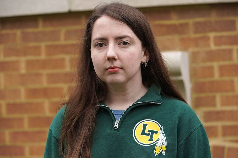 Megan Gallian, senior la Lane Tech, miercuri, în fața casei ei din Jefferson Park.