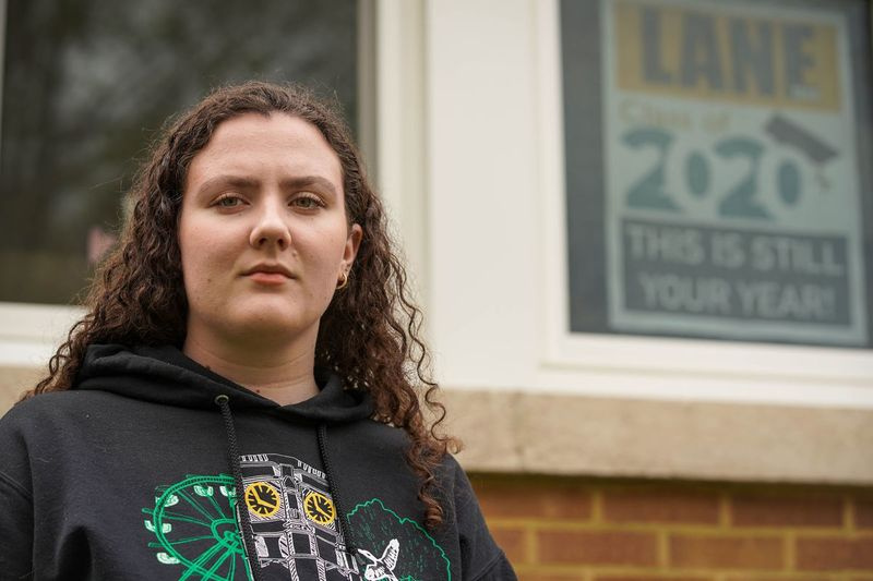 Emma Gallian, 18 ani, absolventă la Lane Tech College Prep, miercuri, în fața casei ei din Jefferson Park.