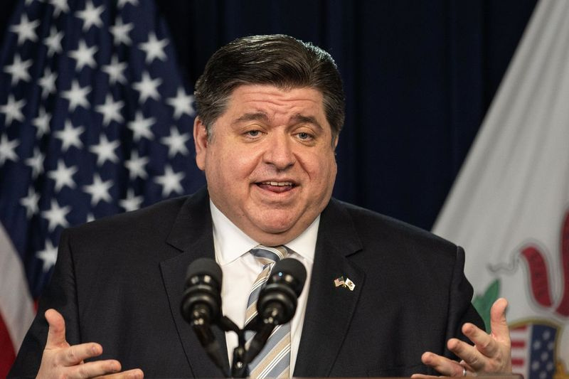Ο κυβερνήτης J.B. Pritzker μιλάει κατά τη διάρκεια συνέντευξης Τύπου στο Κέντρο James R. Thompson στο Loop, το απόγευμα της Πέμπτης.